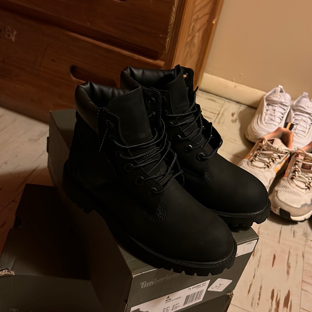 Original box, worn once, size 4Y, black timberland boots, missing insoles.